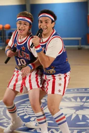 Adam Goldberg (Sean Giambrone, l.); Barry Goldberg (Troy Gentile, r.)