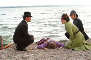 Det. Murdoch (Yannick Bisson), Dr. Grace (Georgina Reilly) und Crabtree (Jonny Harris) diskutieren über die Leiche.