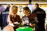 Aliens als Mörder? Vicky Adam (Katja Danowski, r.) spricht mit  Elsa (Katharina Abt, l.) die zu der Gruppe der "Kölner Sichter" gehört.