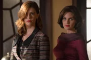 Cristina Otegui (Manuela Velasco, l.); Bárbara de Senillosa (Amaia Salamanca, r.)