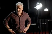 Der loyale Produzent Toby (Ben Miles) versucht, die Wogen hinter den Kulissen zu glätten – doch seine Geduld wird auf die Probe gestellt.