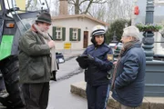 Josephine verärgert mit ihrer Kleinkariertheit Stadlbauer. Von links: Benedikt Stadlbauer (Andreas Geiss), Josephine Drechsler (Mira Mazumdar) und Michael Gerstl (Gerd Lohmeyer).
