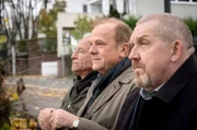 Rheinblick: Die Kommissare Max Ballauf (Klaus J. Behrendt, l) und Freddy Schenk (Dietmar Bär, r) sitzen mit Politiker Peter Wagner (Bernhard Schütz, M) auf einer Bank vor dessen Villa.