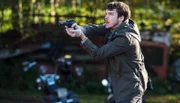 Wallander junger Kollege Tobias Eliasson (Joe Claflin) bemerkt die Gefahr und zieht die Waffe.