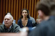 Als ihre Mutter Najoua verhaftet und vor Gericht gestellt wird, ist die 16-Jährige Nismet (Emma Boulanouar, Mi.) erschüttert.