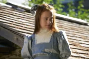 Die Geschwister Marilla und Matthew Cuthbert entscheiden sich dafür, einen Waisenjungen zu adoptieren, der ihnen bei der Arbeit auf ihrer Farm "Green Gables" helfen soll. Doch als Matthew mit seiner Kutsche am Bahnhof vorfährt, um den Jungen abzuholen, wartet dort Anne Shirley auf ihn. Während der Kutschfahrt redet sich das fantasievolle rothaarige Mädchen sofort in Matthews Herz. Zuhause bei der schroffen Marilla angekommen, zweifelt diese aber an Annes Nutzen für die Farm. Sie will das Mädchen wieder zurück ins Waisenhaus schicken. Wird Anne es schaffen, Marilla für sich zu gewinnen, um auf Green Gables bleiben zu dürfen? Im Bild: Ella Ballentine