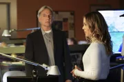 Jack (Maria Bello, r.) öffnet dem NCIS-Team die Augen, als sie vermutet, dass die Käufer der geheimen Software keine digitalen Spuren hinterlassen - kann das Team um Gibbs (Mark Harmon, l.) materielle Hinweise an Eddies Wohnort finden?