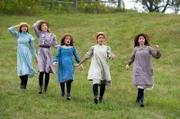 Die Geschwister Marilla und Matthew Cuthbert entscheiden sich dafür, einen Waisenjungen zu adoptieren, der ihnen bei der Arbeit auf ihrer Farm "Green Gables" helfen soll. Doch als Matthew mit seiner Kutsche am Bahnhof vorfährt, um den Jungen abzuholen, wartet dort Anne Shirley auf ihn. Während der Kutschfahrt redet sich das fantasievolle rothaarige Mädchen sofort in Matthews Herz.