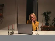 Lena (Isabel Thierauch) flirtet im Video-Chat mit Katharina.