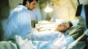 Der Täter besucht sein Opfer. Tobias (Oliver Elias) hat Birgit (Anette Renneberg) niedergestochen. Sie liegt schwerverletzt im Krankenhaus.