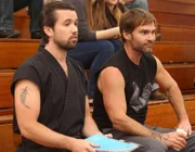 Mac (Rob McElhenney, l.); Country Mac (Seann William Scott)