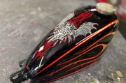 Individuell gestalteter Motorrad-Tank: "Custom Painting" vereint alte Malertechniken, wie Pinstriping oder Lettering.