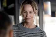 Iris (Sofia Helin) muss sich weiterhin um den rätselhaften Leichenfund kümmern.