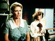 Daisy (Deirdre Lenihan, r.), die ehemalige Verlobte von John-Boy, wohnt mit ihrer Tochter für einige Zeit bei den Waltons. Olivia (Michael Learned, l.) kümmert sich besorgt um die beiden.