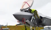 Wartung am F-35 Tarnkappen Kampfflugzeug Norwegen