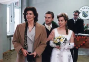 Zum guten Schluss ein Happy End: Evelyn () verkündet nach der Eheschliessung von Lollo (Isabella Schmid 2.v.re.) und Daniel (Rainer Frank mi.) den Erhalt von Reutlitz als Frauenhaftanstalt.(im Hintergrund der Standesbeamte; Darsteller unbekannt.