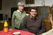 Im Foto (v.l.n.r.): Frau Schröder (Monika Lennartz ), Schröder (Axel Ranisch), Frieda Borck (Alice Dwyer)