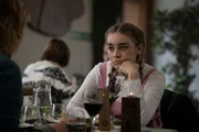 Annikas Tochter Morgan (Silvie Furneaux) absolviert ein Praktikum in dem Naturresort, in dem ihre Mutter eine Mordermittlung durchführen muss.