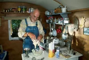 Peter (Peter Lustig) ist von seiner Idee, Schokoladenmasse herzustellen, begeistert.