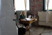 Eine Frau sitzt und arbeitet an einem Computer