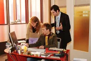 Während Lisa (Alexandra Neldel, l.) und David (Mathis Künzler, r.) immer nervöser werden, ist Computerfreak Jürgen (Oliver Bokern, M.) ganz in seinem Element ... (Dieses Foto von Alexandra Neldel darf nur in Zusammenhang mit der Berichterstattung über die Serie "Verliebt in Berlin" veröffentlicht und verbreitet werden.)