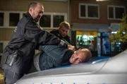 Misshandlung durch Kollegen: Die Beamten Kurt Rotteck (Tim Porath, l.) und Jonas Finke (Mats Kampen, hinten) halten Lukas Petersen (Patrick Abozen, r.) für einen Kriminellen - vor allem, weil er eine dunklere Hautfarbe hat.