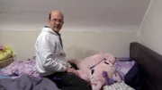 Markus nennt ein High-Tech-Bett mit Bluetooth-Lautsprechern sein Eigen, auf das er sehr stolz ist.