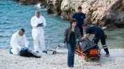 Am Tatort: Penelope Kalaitzaki (Franziska von Harsdorf) sucht eine Spur.