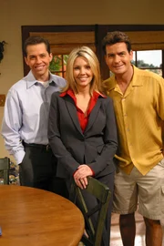 L-R: Alan Harper  (Jon Cryer), Laura Lang (Heather Locklear) und Charlie Harper (Charlie Sheen)