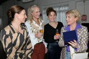 Yvonne (Gisa Zach, r.) freut sich über ihre gelungene Geburtstagsparty mit ihren Freundinnen (v.l.) Katrin (Ulrike Frank), Maren (Eva Mona Rodekirchen) und Nina (Maria Wedig).