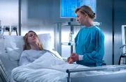 Dr. Ina Schulte (Isabell Gerschke, re.) hat die schwangere Freja Kohlhaas (Bettina Burchard, li.) vor einer Woche operiert. Nun ist sie erneut eingeliefert worden, leider mit einer Fehlgeburt.