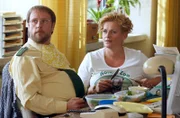 WDR Fernsehen MORD MIT AUSSICHT Folge 13 "Nach sechs im Zoo", am Mittwoch (27.03.13) um 20:15 Uhr. Heike Schäffer (Petra Kleinert, r.) hat ihrem Dietmar (Bjarne Mädel, l.) das Essen aufs Revier gebracht. So schlägt sie zwei Fliegen mit einer Klappe: ihr Bär muss nicht verhungern und sie erfährt den neuesten Stand der Ermittlungen in Sachen Kragenbärbaby Gustav.