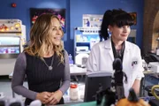 Jack (Maria Bello, l.) besucht zum ersten Mal Abbys (Pauley Perrette, r.) Reich. Analysiert die Profilerin Abby oder ist sie einfach nur fasziniert von ihrer Arbeit?