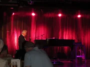 Tatort-Star Miroslav Nemec hat in der Show-Lounge einen Auftritt. Er spielt Klavier und singt dazu.
