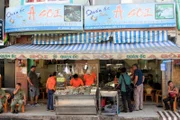 „Quan Oc A Soi“, neben anderen Schneckenrestaurants in der Nguyen Thuong Hien Straße im 4. Bezirk von Ho-Chi-Minh-Stadt gelegen, ist ein beliebter Ort, um Schnecken und Schalentiere zu genießen.