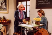 Rosi ist aufgefangen, als sich Karl lieb für den verpatzten Abend entschuldigt. Von links: Karl (Hansa Czypionka) und Rosi Kirchleitner (Brigitte Walbrun).