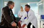 SENDER: ARD - SENDETITEL: In aller Freundschaft, Folge 835 - UNTERTITEL:  Verpasste Gelegenheiten - CAPTION:  ARD/MDR IN ALLER FREUNDSCHAFT, FOLGE 835, "Verpasste Gelegenheiten". Heinz Rudolph (Andreas Schmidt-Schaller, li.) kommt mit einer Knieverletzung in die Sachsenklinik. Dr. Roland Heilmann (Thomas Rühmann, re.) fällt auf, dass der Unfall jedoch schon ein paar Tage zurückliegen muss. Jetzt ist Heinz nach einem Streit mit seiner Nachbarin wieder gestürzt und nutzt die Gelegenheit einen Arzt aufzusuchen, nicht zuletzt, um so dem Streit mehr Gewicht zu verleihen. Schwester Miriam (Christina Petersen, mi.) ist bei der Aufnahme von Heinz und seiner Nachbarin schon Zeuge ihres gefrusteten Verhältnisses geworden.