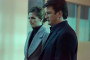 Ein Fall, bei dem sich eine Frau zu Tode erschreckt hat, beschäftigt Castle (Nathan Fillion, r.) und Beckett (Stana Katic, l.) ...