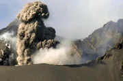 Der Sakurajima spuckt eine Aschewolke in die Luft.