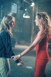 Buffy (Sarah Michelle Gellar, l.) begegnet ihrer neuen Feindin Glory (Clare Kramer, r.) ...