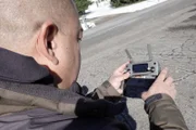 Ein Mann fliegt eine Drohne