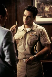 Harmon Rabb Jr. (David James Elliott) und Sarah „Mac“ MacKenzie (Catherine Bell) sind Anwälte beim Judge Advocate General’s Corps der US Navy. Als Militärjuristen behandeln die beiden Fälle, die für die US-amerikanische Marine von Belangen sind. Dabei kommt es vor, dass sie sich auch mal einander auf unterschiedlichen Seiten gegenüberstehen. Im Laufe der Zeit nähern sich Harm und Mac auch privat an, doch einer Beziehung werden viele Steine in den Weg gelegt. An ihrer Seite arbeitet Bud Roberts (Patrick Labyorteux), der sich vor allem durch Loyalität gegenüber seinen Vorgesetzten auszeichnet. Admiral A.J. Chegwidden (John M. Jackson) erwartet eine solche auch von seinen Untergebenen, zeichnet sich seinerseits aber auch durch hohe Integrität aus.