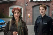 Nina Sieveking (Wanda Perdelwitz, r.) ist überzeugt, dass Marion Söndermann lügt. Auch deren gute Freundin Ina Brückner (Meriam Abbas, l.) kennt nicht die ganze Wahrheit.