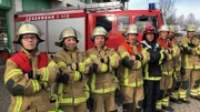 Eine Mieterin ist in Saarbrücken aus ihrer Wohnung ausgezogen und hat darin mehrere Hunde und Katzen hinterlassen. Die Feuerwehr will die Vierbeiner in ein Tierheim bringen. Doch der vermeintliche Routineeinsatz gestaltet sich schwierig. In Hagen haben die Notfallhelfer ebenfalls mit Widrigkeiten zu kämpfen. Das Team soll dort einen umgeworfenen Baum von der Straße schaffen, der bei einem Sturm ein Auto unter sich begraben hat. Und auf der Wache in Flensburg wird ein gemütlicher Fernsehabend pünktlich um 20.15 Uhr von einem Alarm unterbrochen.