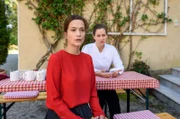 Schockiert erfährt Eva (Uta Kargel, v.) von Tinas (Christin Balogh, h.) Geheimnis.