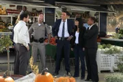 Auf der Suche nach Patrick Jane: (v.l.n.r.) CBI Ron (John Troy Donovan), Sgt. Delamure (William Francis McGuire), Wayne (Owain Yeoman), Teresa (Robin Tunney) und Madeleine (Aunjanue Ellis) ...