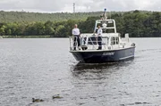 Wolf Malletzke (Christoph Grunert, l.) und Fahri Celik (Hassan Akkouch, r.) entdecken während ihrer Patrouillenfahrt einen dreckverkrusteten Wagen am Ufer der Havel.