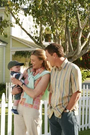 Rückblende: Drei Jahre lang lebten Mary Alice (Brenda Strong, M.) und Paul (Mark Moses, r.) mit Baby Zach glücklich und zufrieden in der Wisteria Lane, bis eines Tages an der Vordertür ihres Hauses jemand klopft ...
