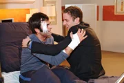 David (Mathis Künzler, l.) und Max (Alexander Sternberg, r.) sind gleichermaßen froh, einander wiederzusehen.