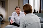 Christoph (Dieter Bach, hinten) hat widersprüchliche Gefühle, als Theo (Lukas Leibe, vorne) in ihm ein väterliches Vorbild sieht.